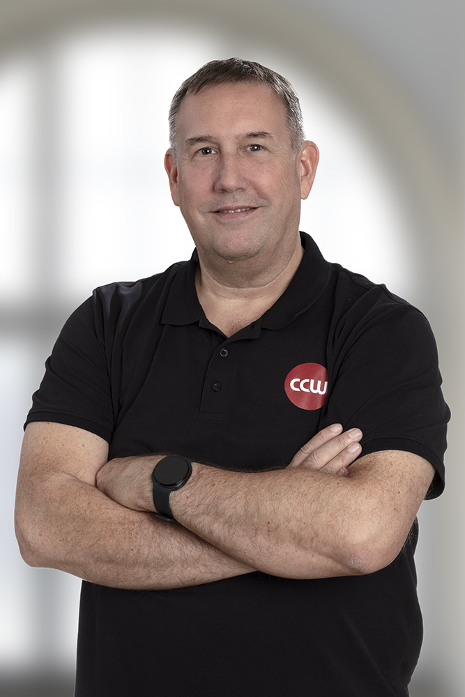 Mitarbeiter von CCW ICT-Services in schwarzem Polo mit Logo.
